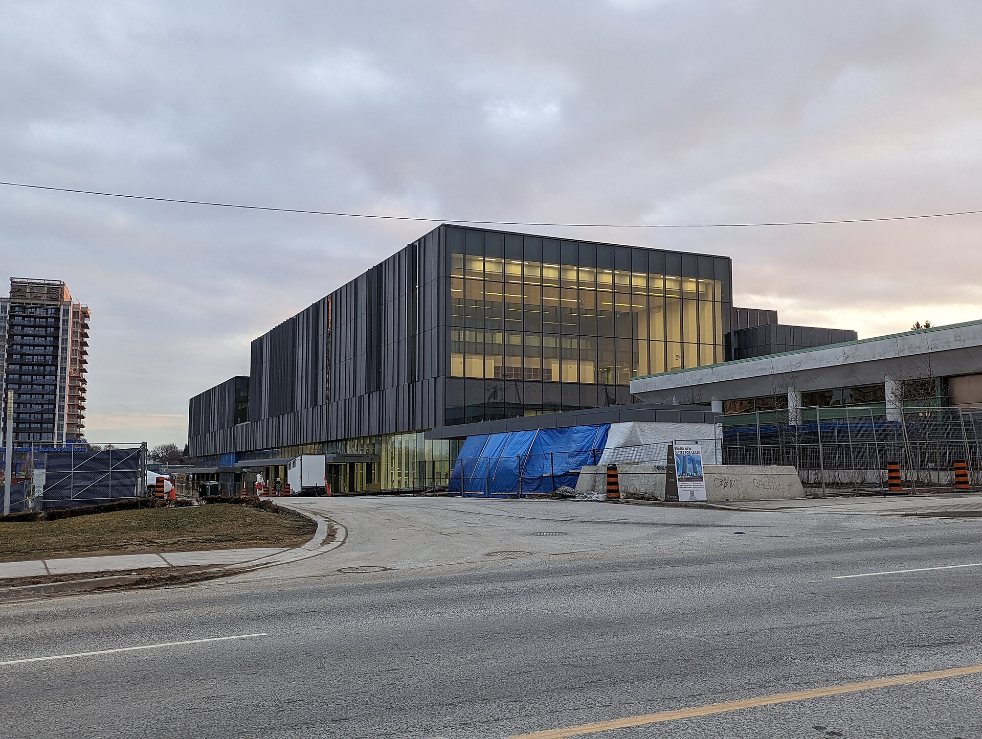 Ethennonnhawahstihnen' Community Recreation Centre and Library